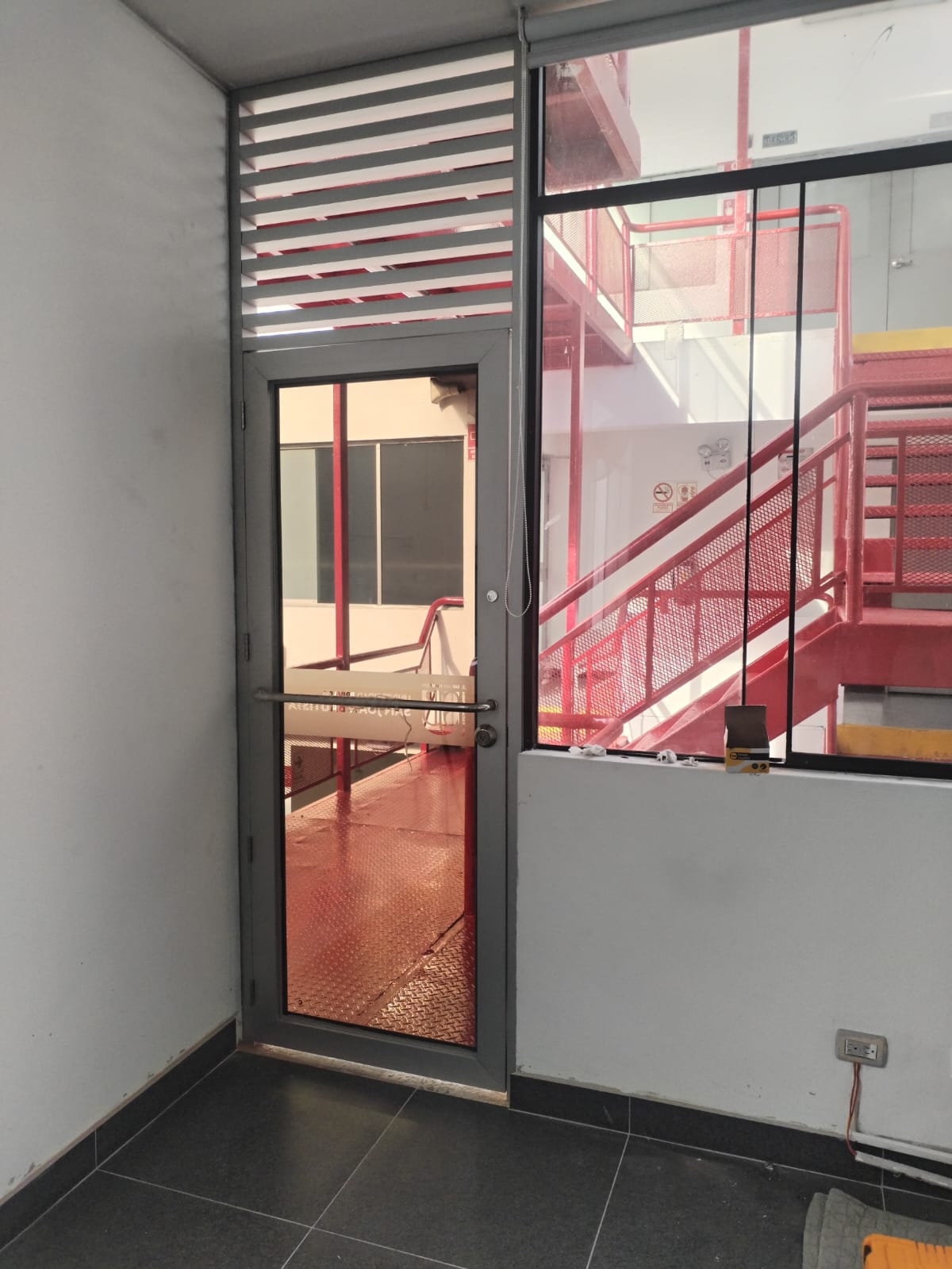 Suministro e instalación de puerta